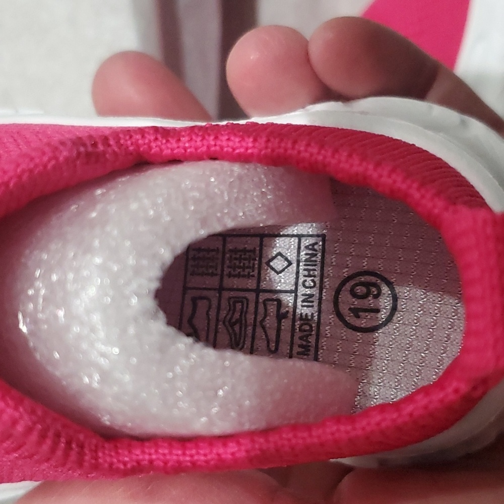Kid's Lightweight Hot Pink Baby Knit Sneakers sz 19 - Picture 4 of 9